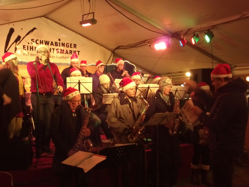 Jazzige Weihnachtslieder am schwabinger Christkindlsmarkt.